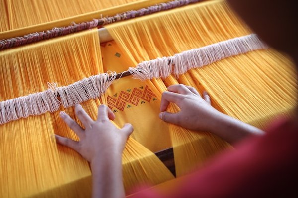 How to engage in hands-on traditional weaving workshops in rural Wales?